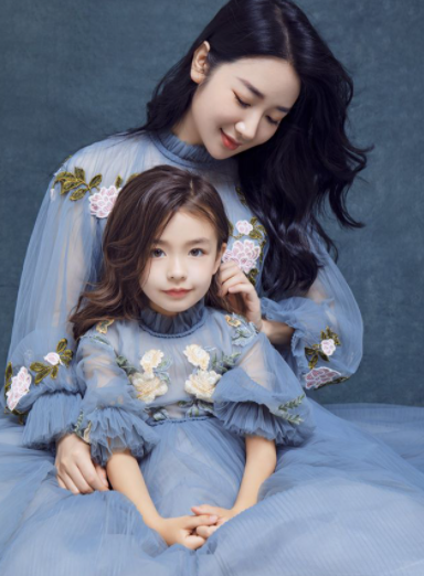 Nếu bạn yêu thích phong cách Hàn Quốc, hãy thưởng thức bộ sưu tập ảnh gia đình phong cách Hàn Quốc của chúng tôi. Tất cả trong ảnh đều thể hiện sự tình cảm, sáng tạo và mạnh mẽ của gia đình. Hãy khám phá và cảm nhận những khoảnh khắc đẹp của cuộc sống gia đình bạn.