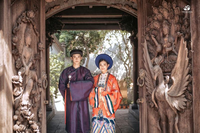 cô gái và chang trai mặc áo dài