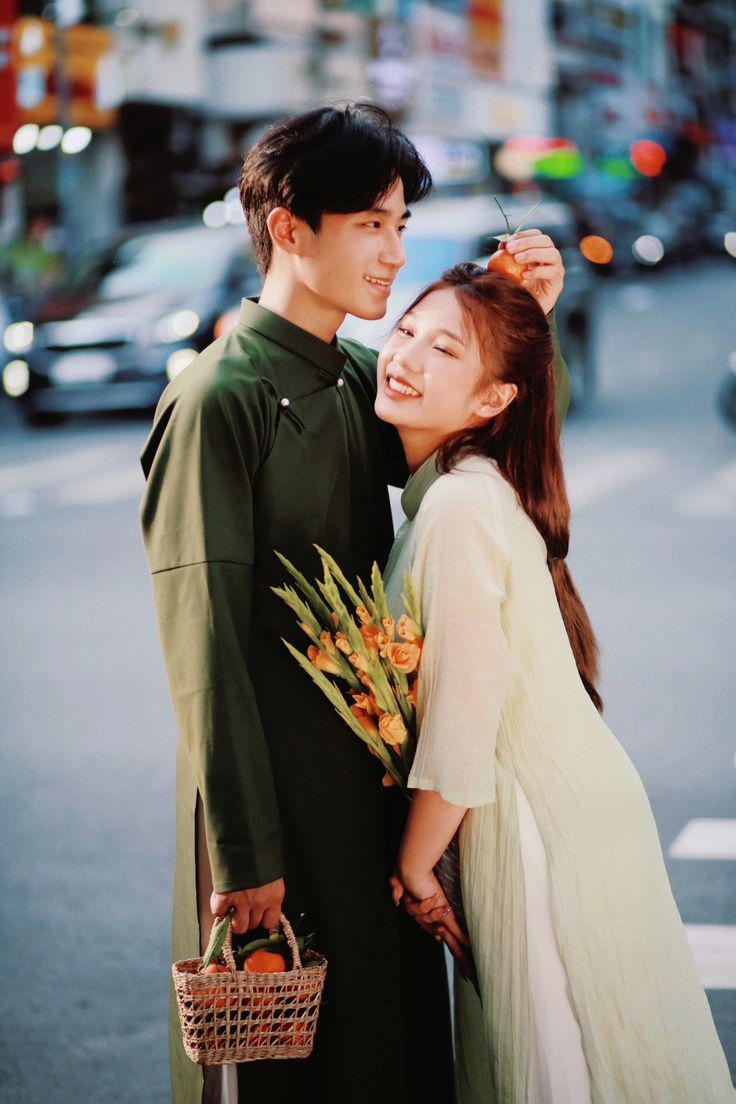 Tạo dáng hạnh phúc với concept chụp ảnh couple ngoại cảnh Tết 