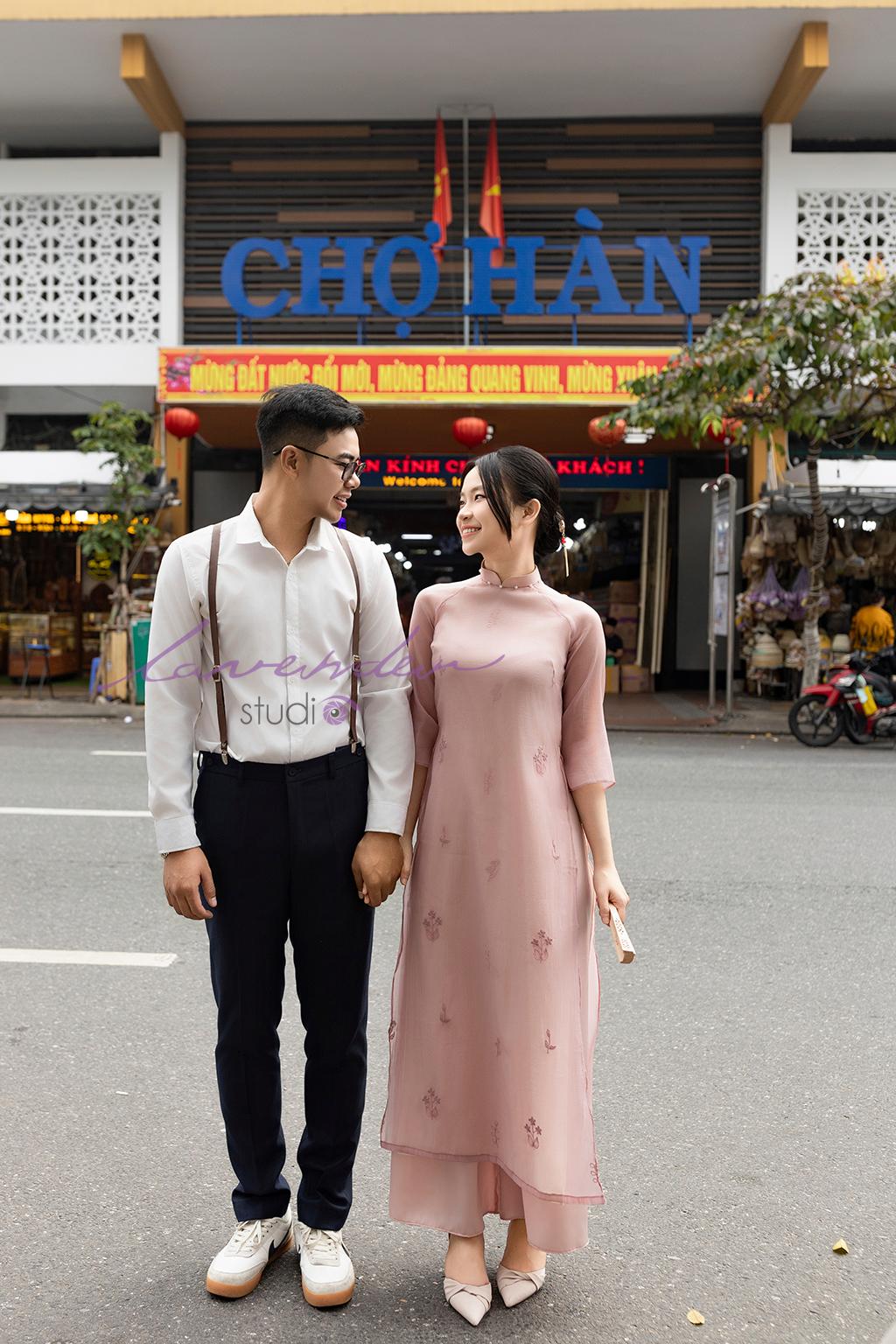 Tạo dáng hạnh phúc với concept chụp ảnh couple ngoại cảnh Tết 