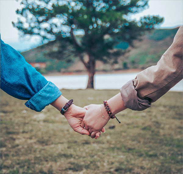 cách chụp ảnh couple nghệ thuật khi nắm tay nhau cách chụp ảnh couple nghệ thuật khi nắm tay nhau