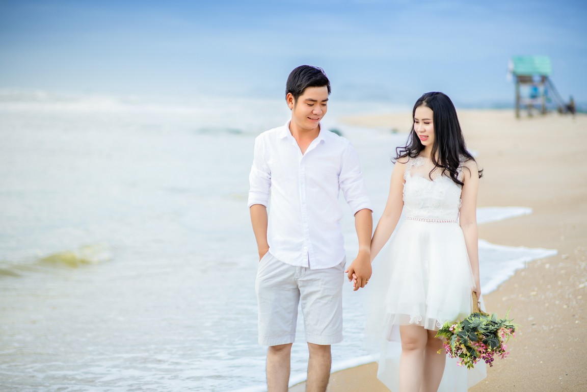 cách chụp ảnh couple nghệ thuật khi nắm tay nhau