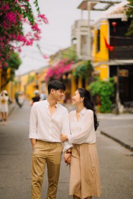 cách chụp ảnh couple nghệ thuật khi nắm tay nhau