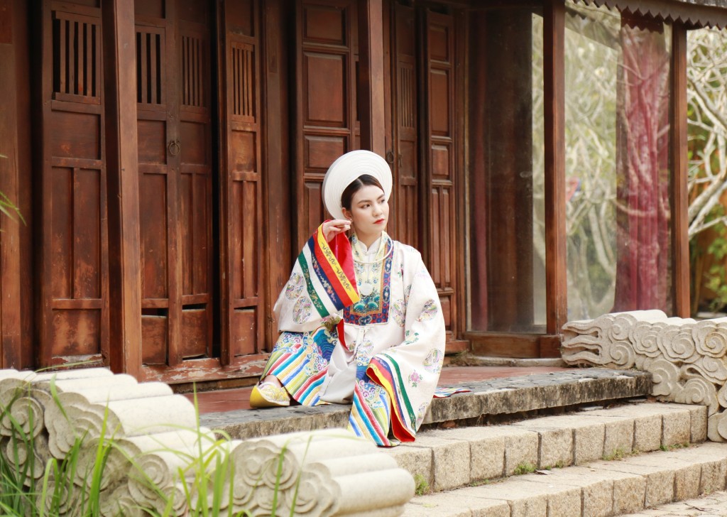 Xu hướng mặc cổ phục chụp ảnh Tết tại những địa điểm nổi tiếng ở Hà Nội năm 2025