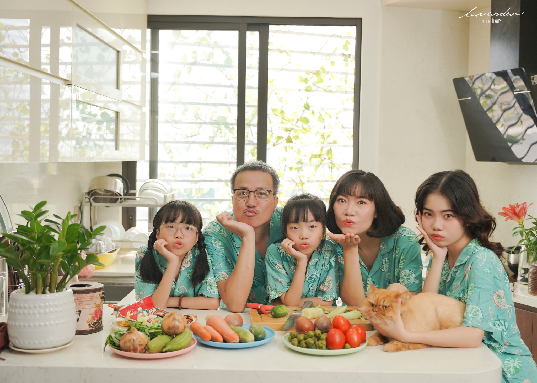 Chuẩn bị những gì khi chụp ảnh gia đình Tết tại nhà năm 2025