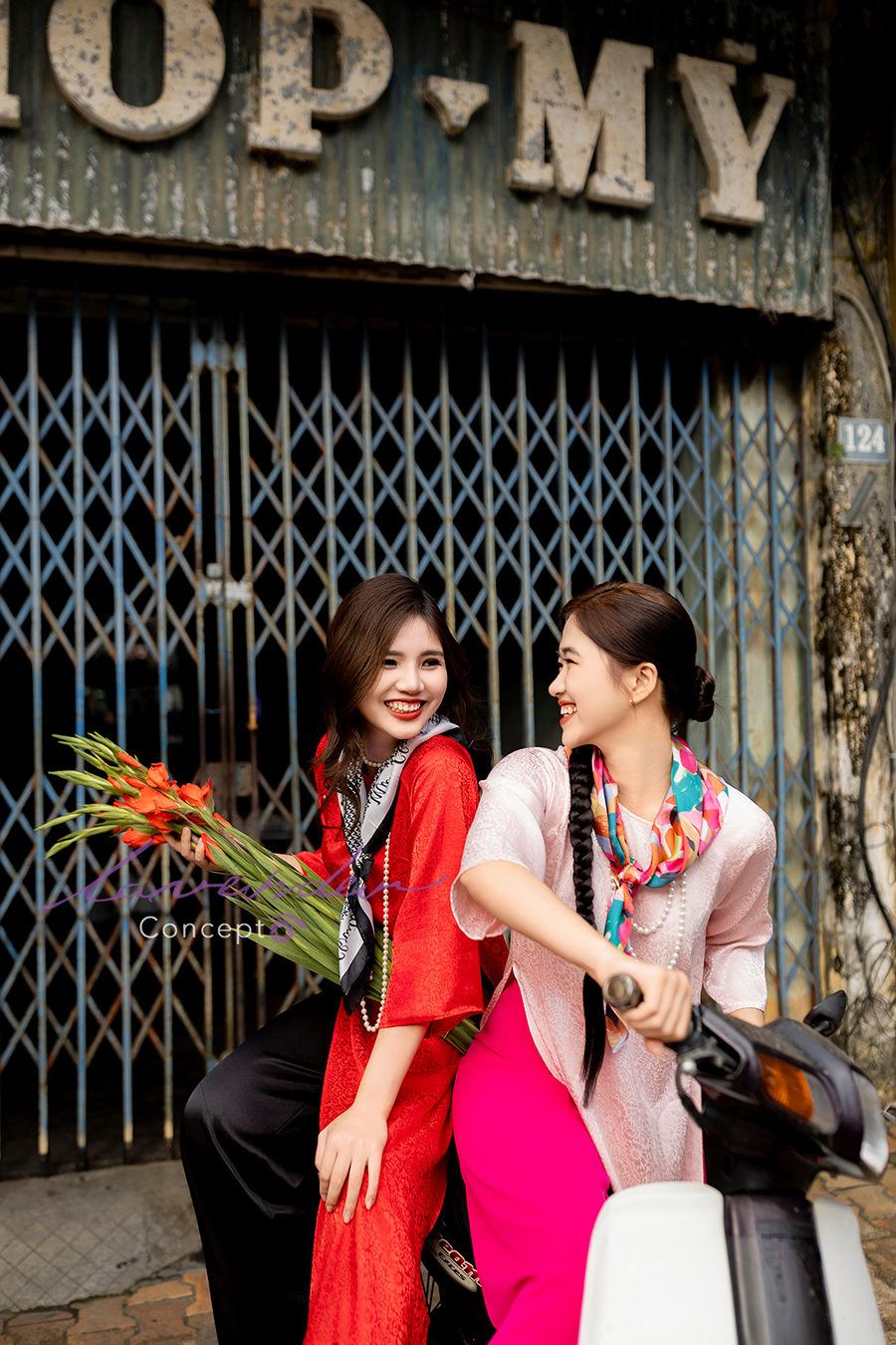 Một người hoặc nhóm nhỏ mặc áo dài, phong cách đẹp, có ánh sáng đẹp