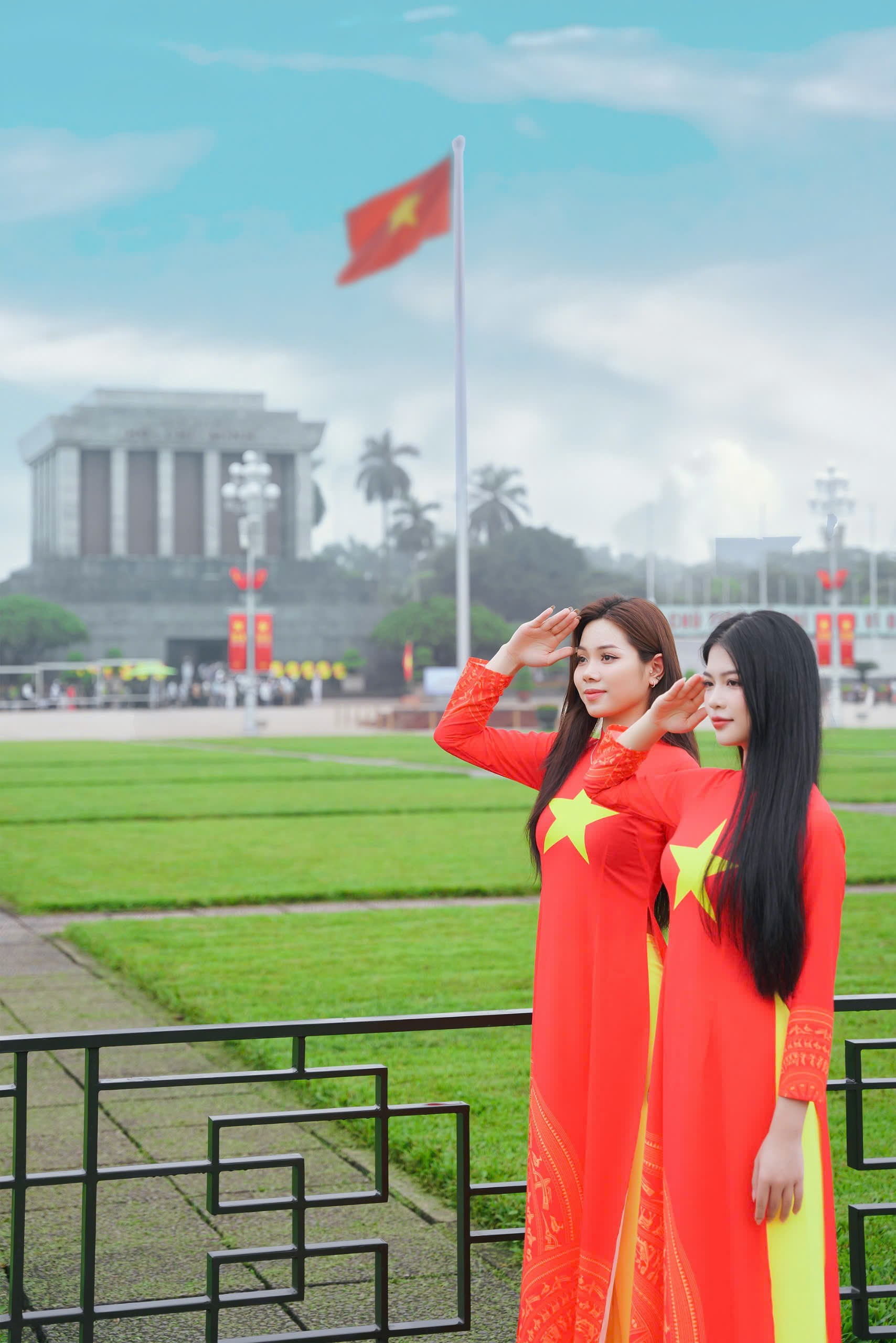 2 bạn nữ chụp ảnh tại Lăng Bác