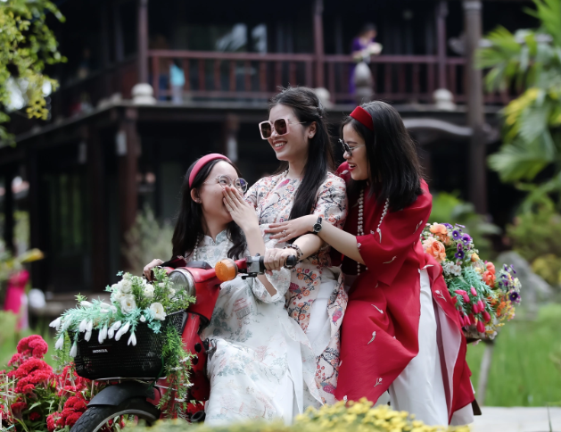 Thiếu nữ xúng xính áo dài tại những địa điểm chụp hình áo dài ngoại cảnh ở TP.HCM