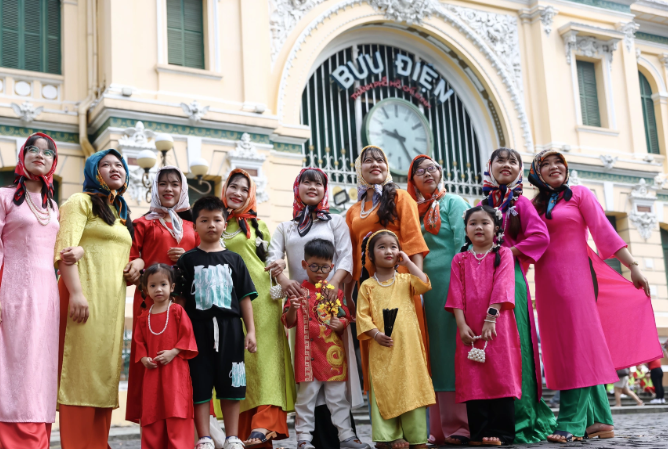 Thiếu nữ xúng xính áo dài tại những địa điểm chụp hình áo dài ngoại cảnh ở TP.HCM