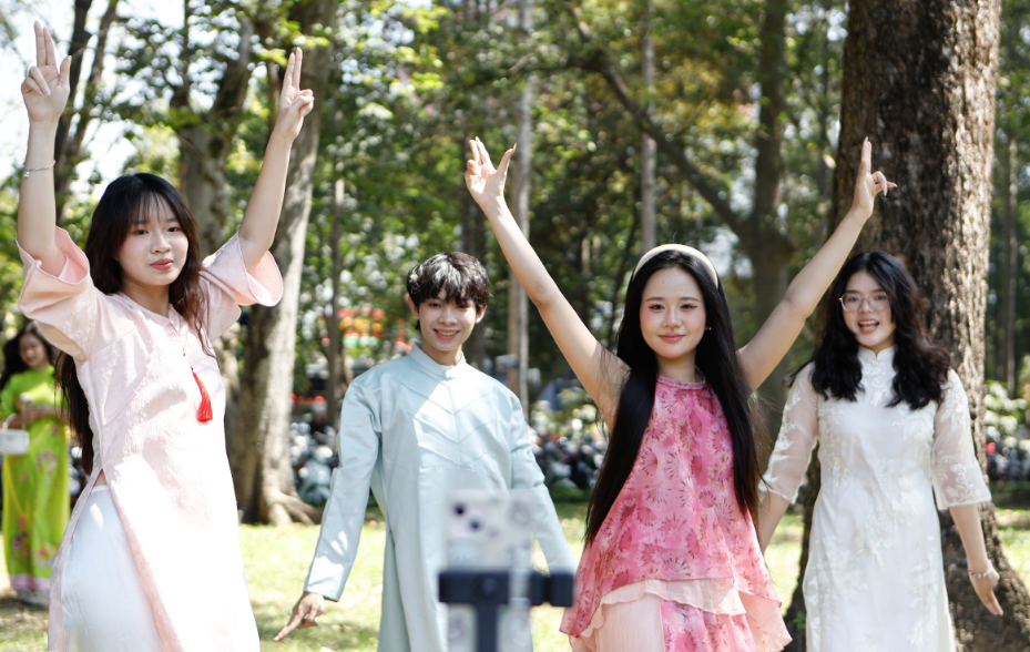 Thiếu nữ xúng xính áo dài tại những địa điểm chụp hình áo dài ngoại cảnh ở TP.HCM