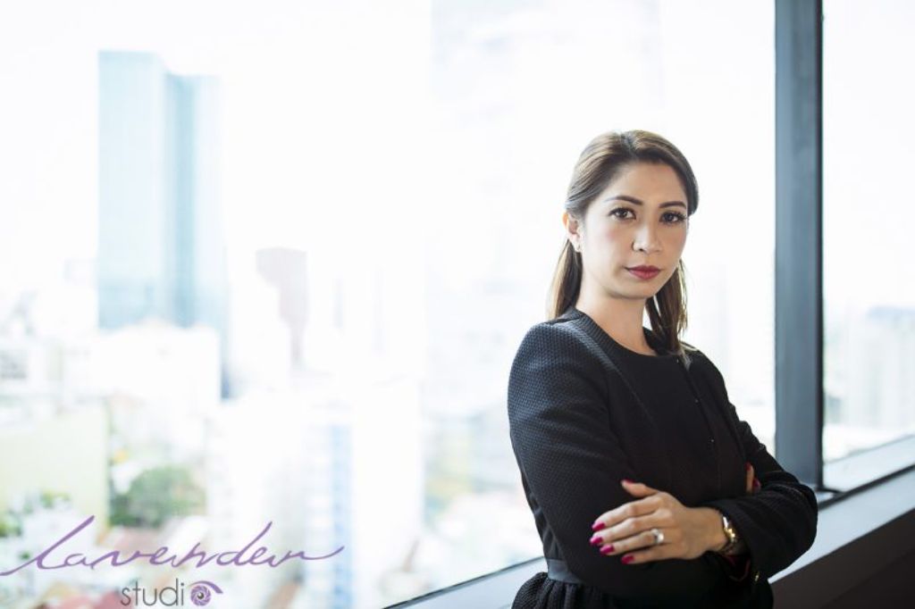 Concept chụp hình doanh nhân thể hiện phong cách làm việc Concept chụp hình doanh nhân thể hiện phong cách làm việc