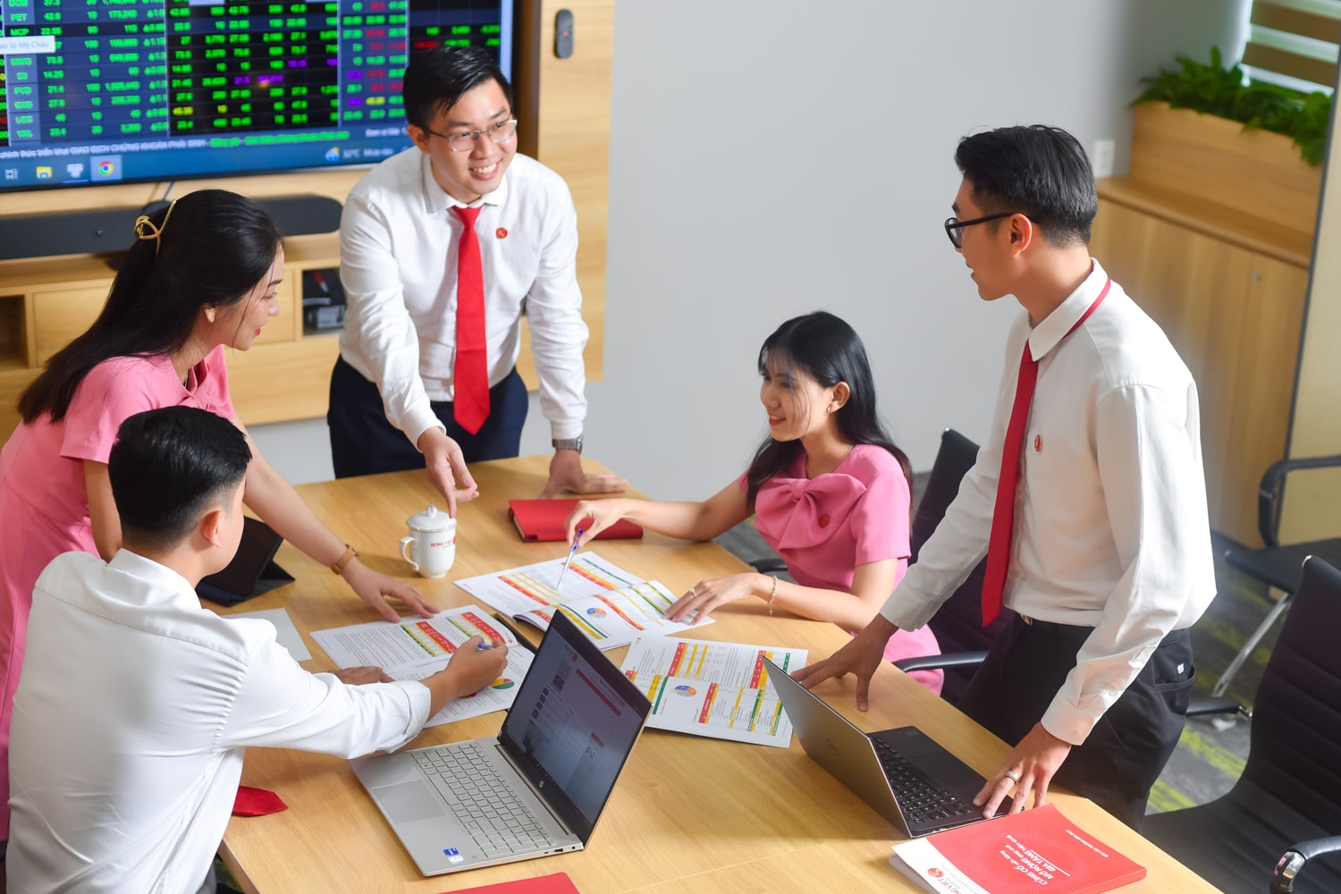 Kinh nghiệm chụp hình profile công ty cực chất lượng dành cho bạn Kinh nghiệm chụp hình profile công ty cực chất lượng dành cho bạn