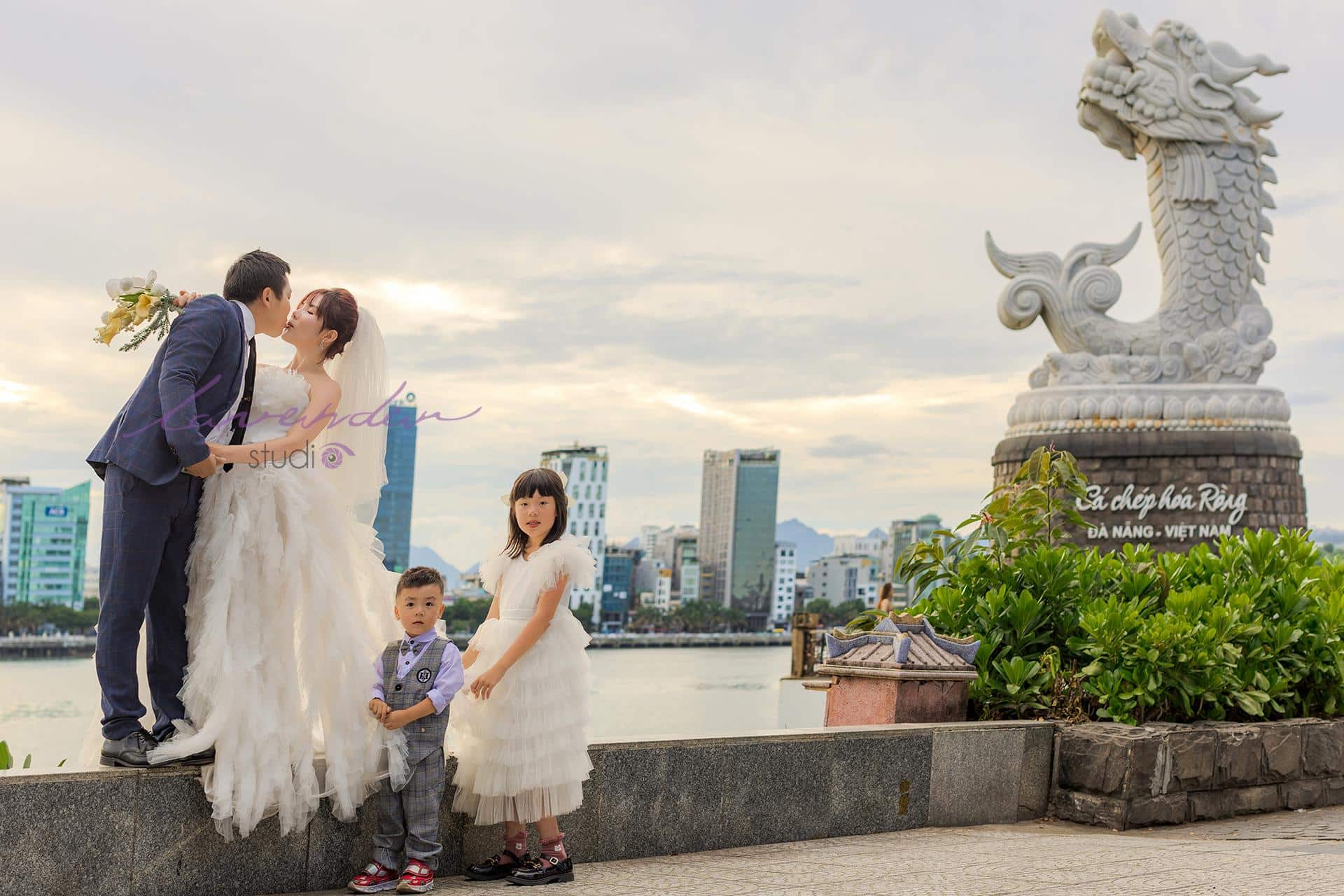 10++ cách tạo dáng chụp ảnh kỷ niệm ngày cưới siêu đẹp