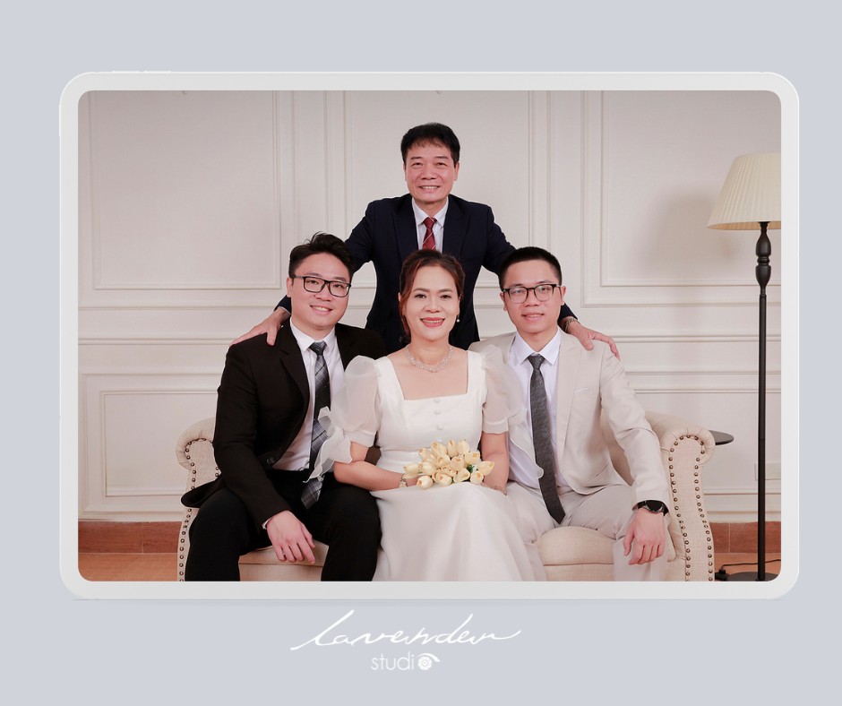 Tạo dáng chụp ảnh gia đình 4 người tại Hà Nội như thế nào? Tạo dáng chụp ảnh gia đình 4 người tại Hà Nội như thế nào?