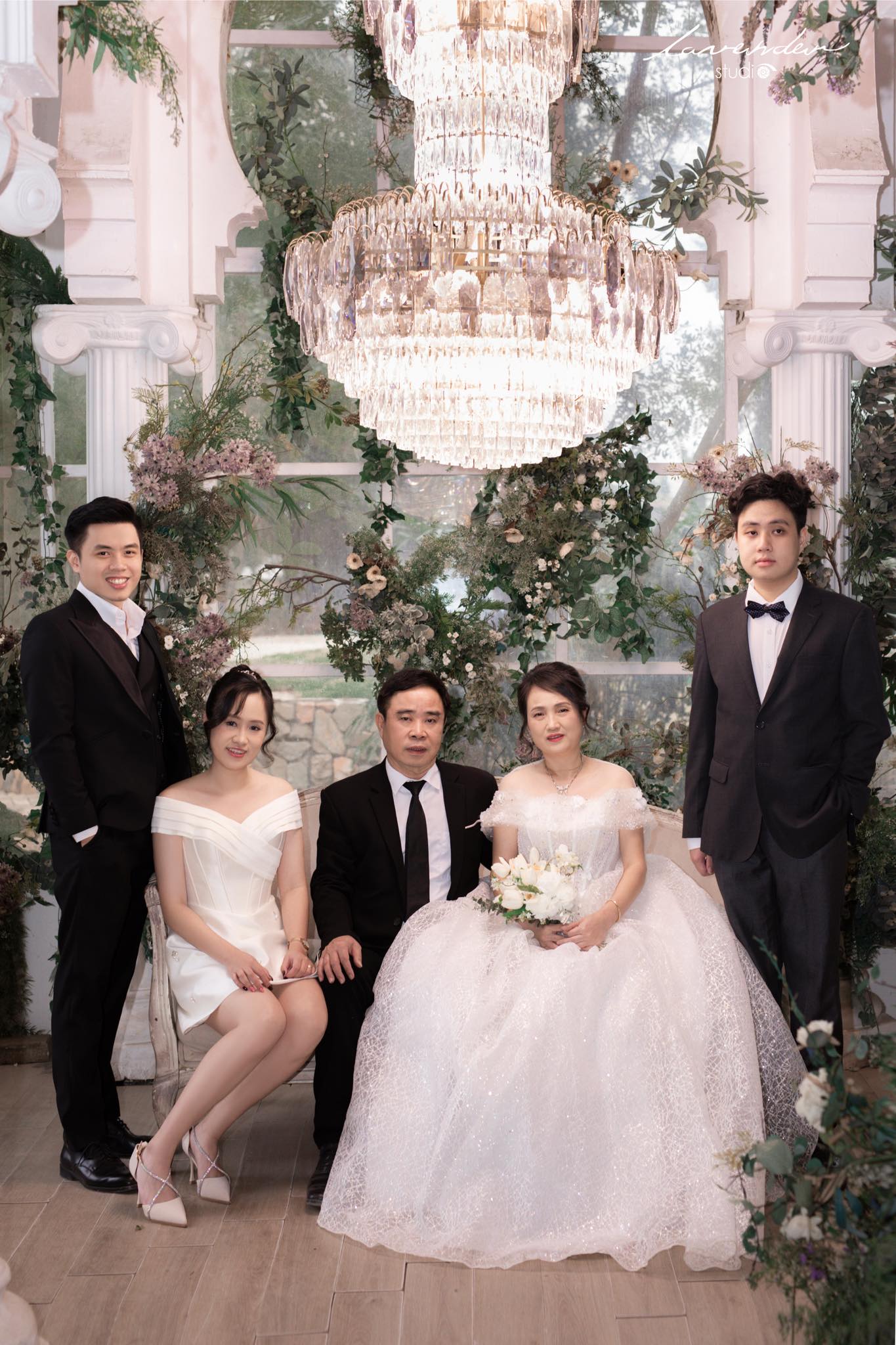 Tạo dáng chụp ảnh gia đình 4 người tại Hà Nội như thế nào? Tạo dáng chụp ảnh gia đình 4 người tại Hà Nội như thế nào?