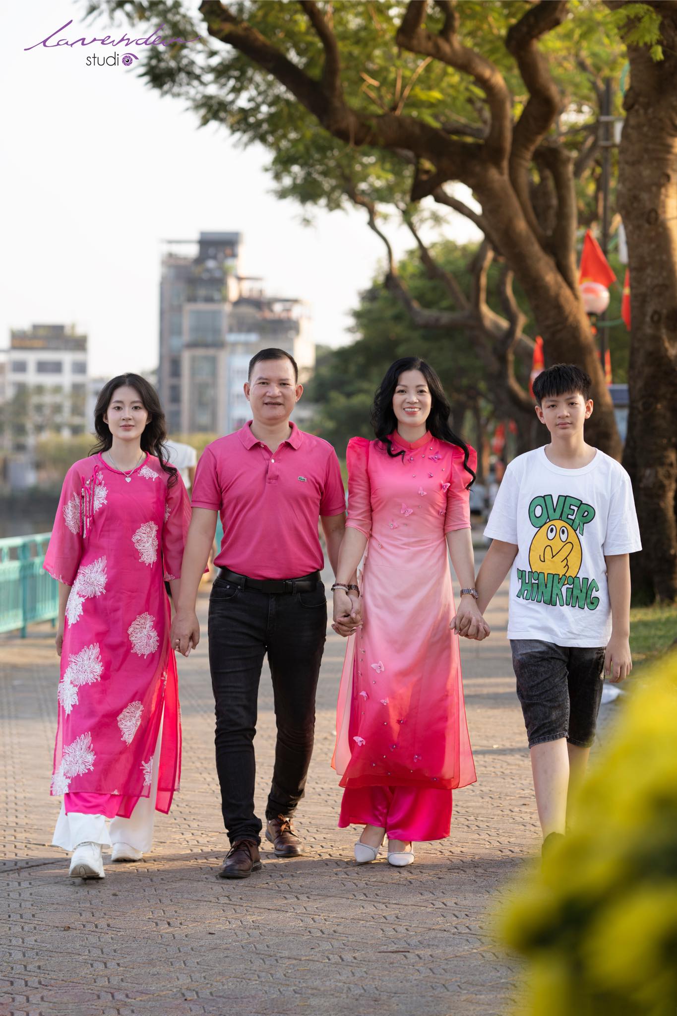 Tạo dáng chụp ảnh gia đình 4 người tại Hà Nội như thế nào? Tạo dáng chụp ảnh gia đình 4 người tại Hà Nội như thế nào?
