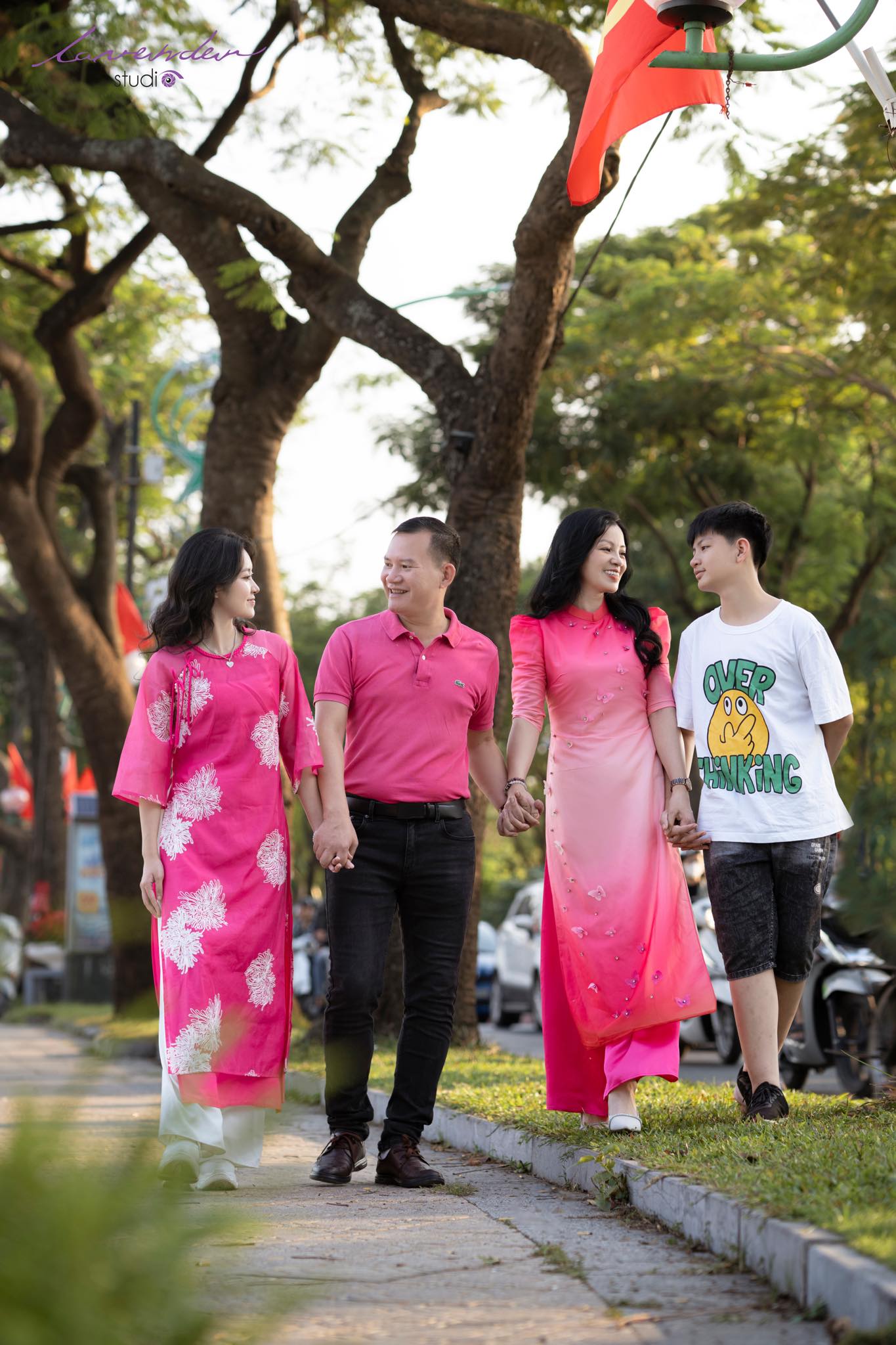 Tạo dáng chụp ảnh gia đình 4 người tại Hà Nội như thế nào? Tạo dáng chụp ảnh gia đình 4 người tại Hà Nội như thế nào?