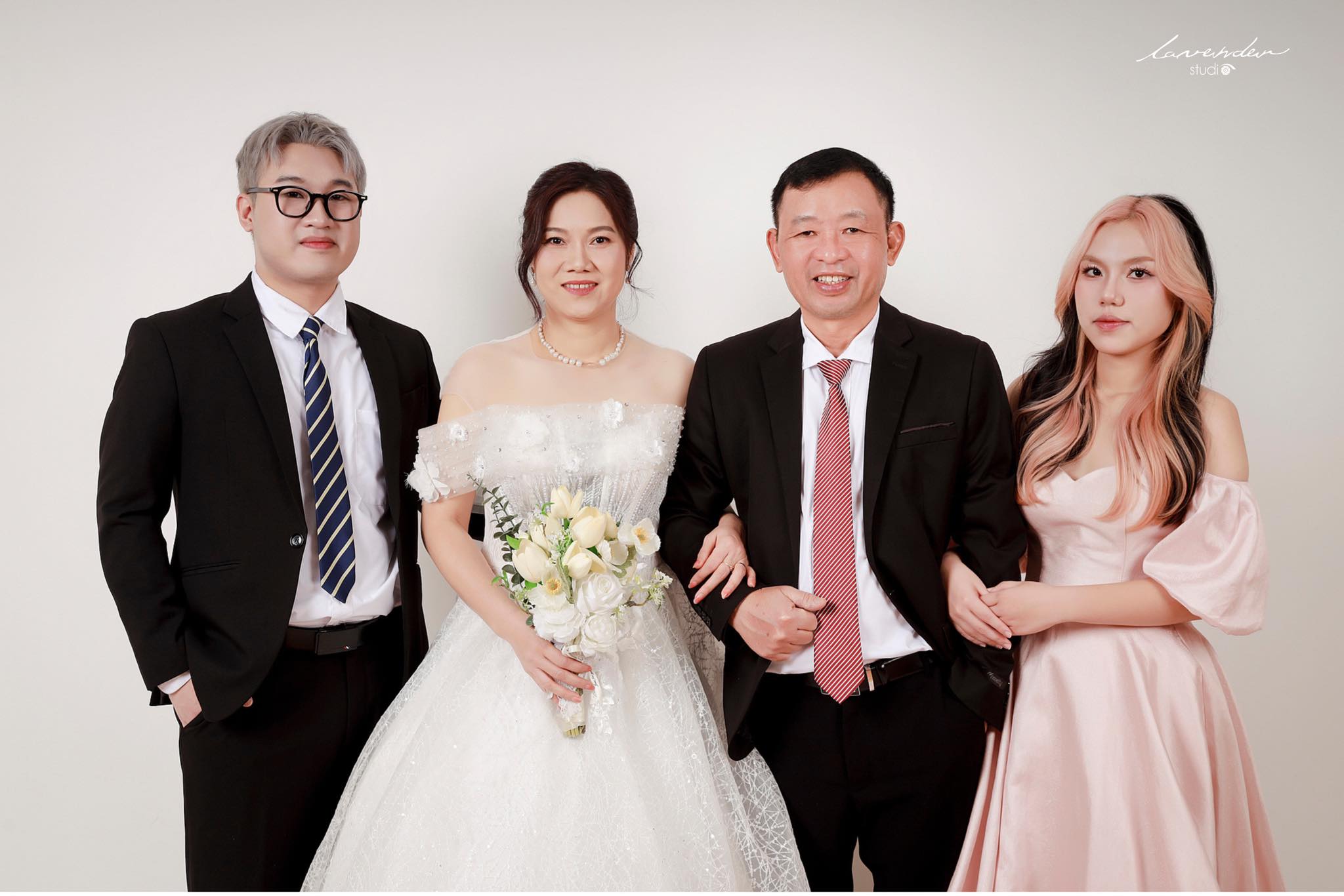 Tạo dáng chụp ảnh gia đình 4 người tại Hà Nội như thế nào? Tạo dáng chụp ảnh gia đình 4 người tại Hà Nội như thế nào?