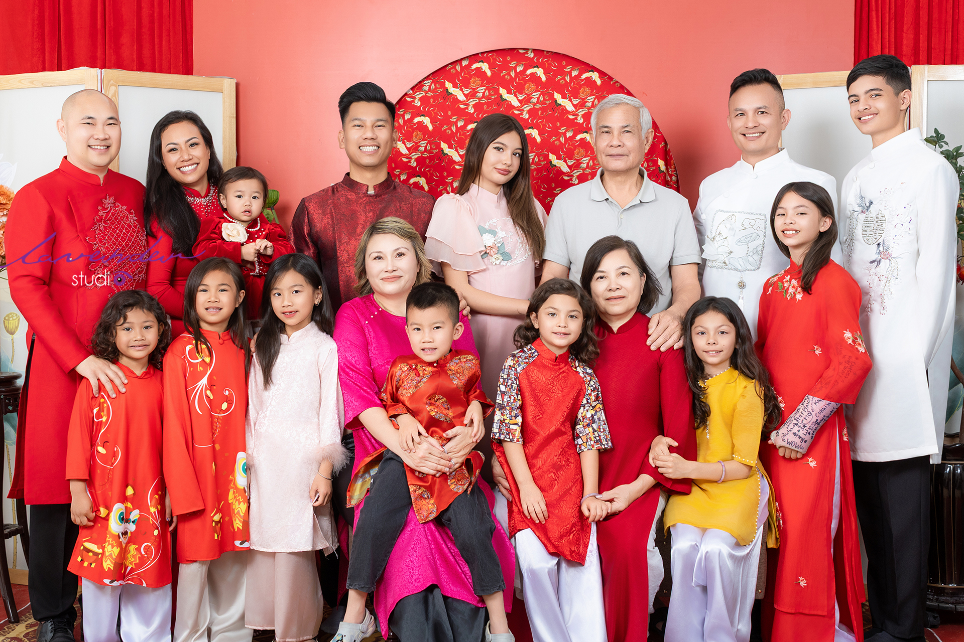 Cách chọn áo dài khi chụp ảnh gia đình để hình ảnh hài hòa và sang trọng