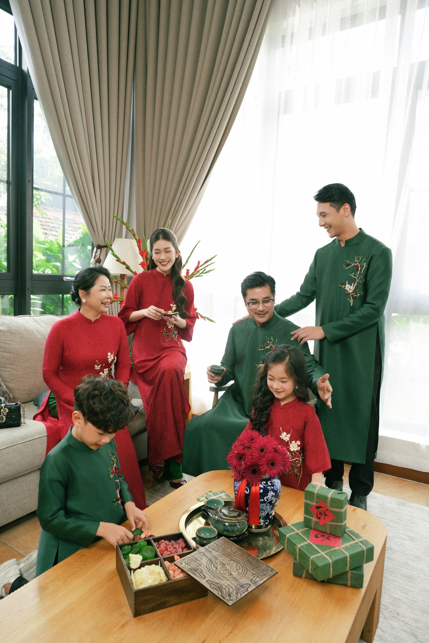 Không khí chụp hình gia đình Tết 2026 tại TP.HCM bắt đầu sôi động