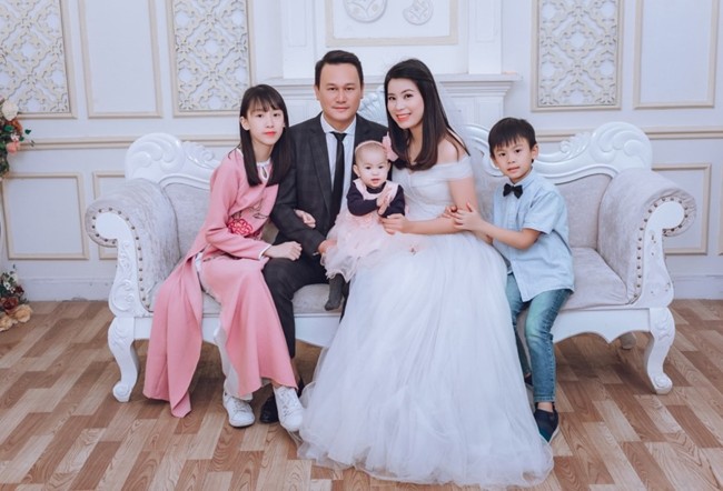 Chụp Ảnh Gia Đình Tết 5 Người – Cách Bố Trí Khung Hình Cân Đối Chụp Ảnh Gia Đình Tết 5 Người – Cách Bố Trí Khung Hình Cân Đối