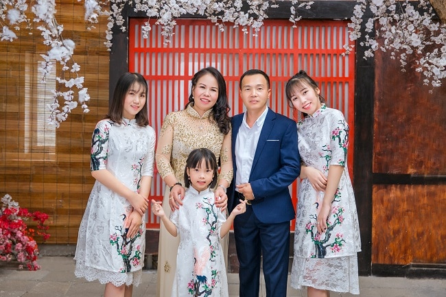 Chụp Ảnh Gia Đình Tết 5 Người – Cách Bố Trí Khung Hình Cân Đối Chụp Ảnh Gia Đình Tết 5 Người – Cách Bố Trí Khung Hình Cân Đối