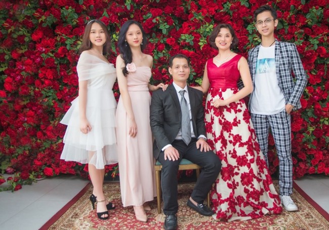 Chụp Ảnh Gia Đình Tết 5 Người – Cách Bố Trí Khung Hình Cân Đối Chụp Ảnh Gia Đình Tết 5 Người – Cách Bố Trí Khung Hình Cân Đối