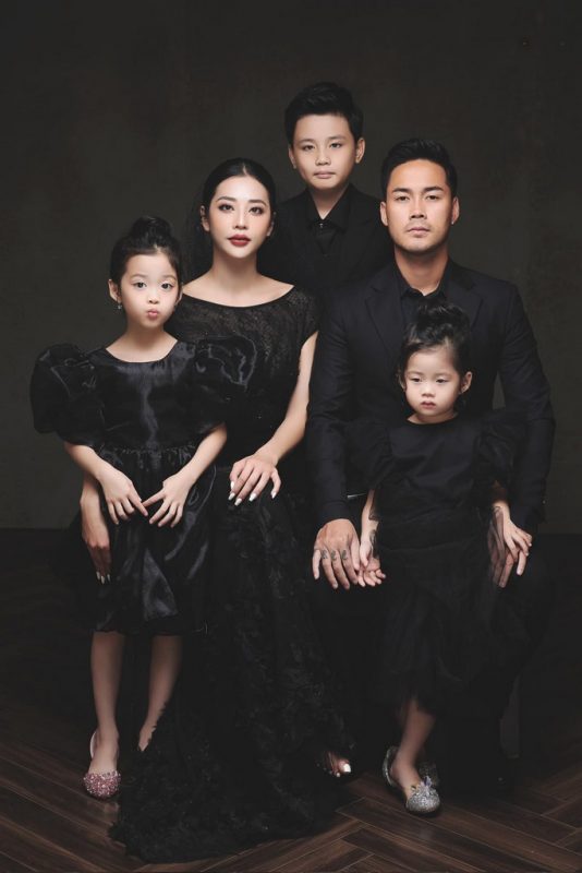 Chụp Ảnh Gia Đình Tết 5 Người – Cách Bố Trí Khung Hình Cân Đối Chụp Ảnh Gia Đình Tết 5 Người – Cách Bố Trí Khung Hình Cân Đối