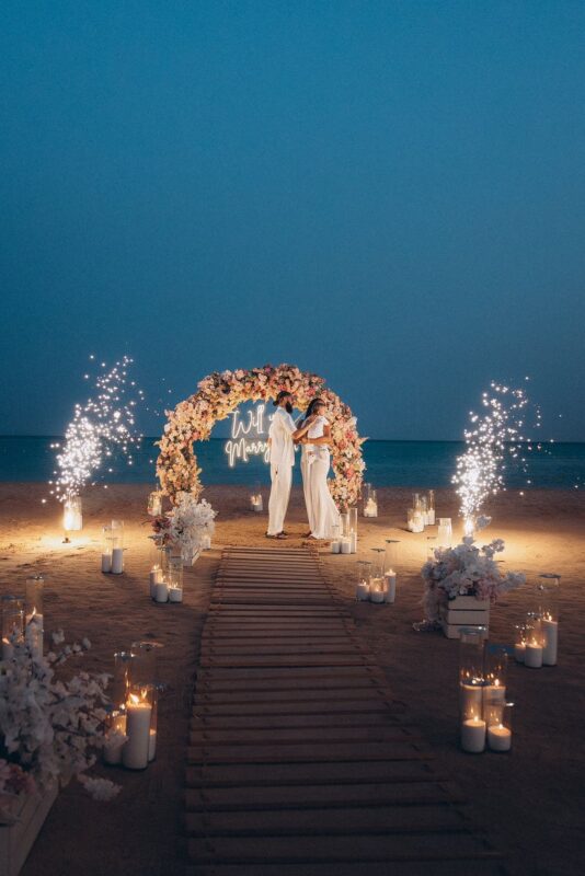 Trang trí cầu hôn ở biển ban đêm – xu hướng lãng mạn 2026