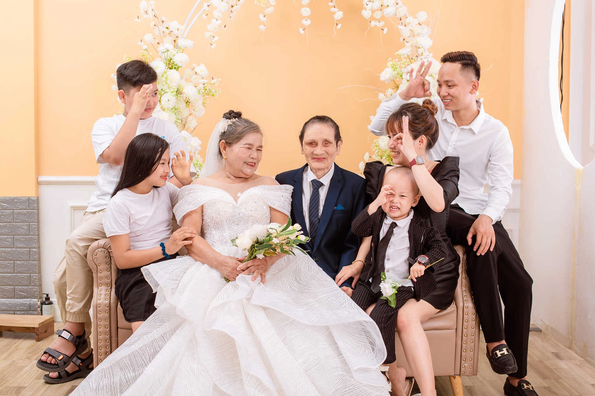 chụp ảnh cưới lại cho bố mẹ (1) chụp ảnh cưới lại cho bố mẹ (1)